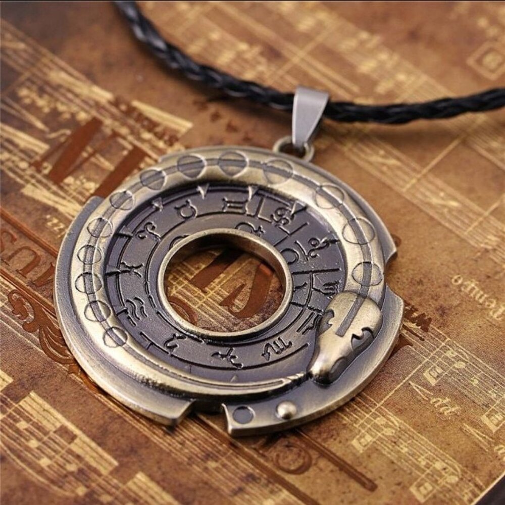 Assassin's Creed Connor Amulet Necklace Bronze - Picture 2 of 5
